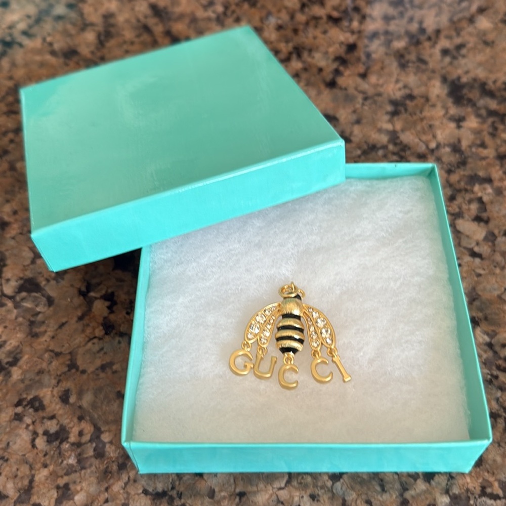 NEW Gucci Gold Bee Brooch with Crystals - Picture 2 of 6